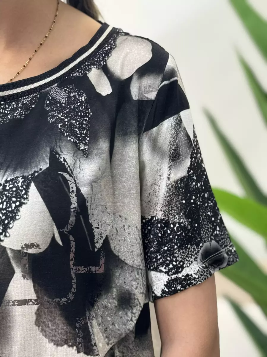 تیشرت طرح دار کرم مشکی