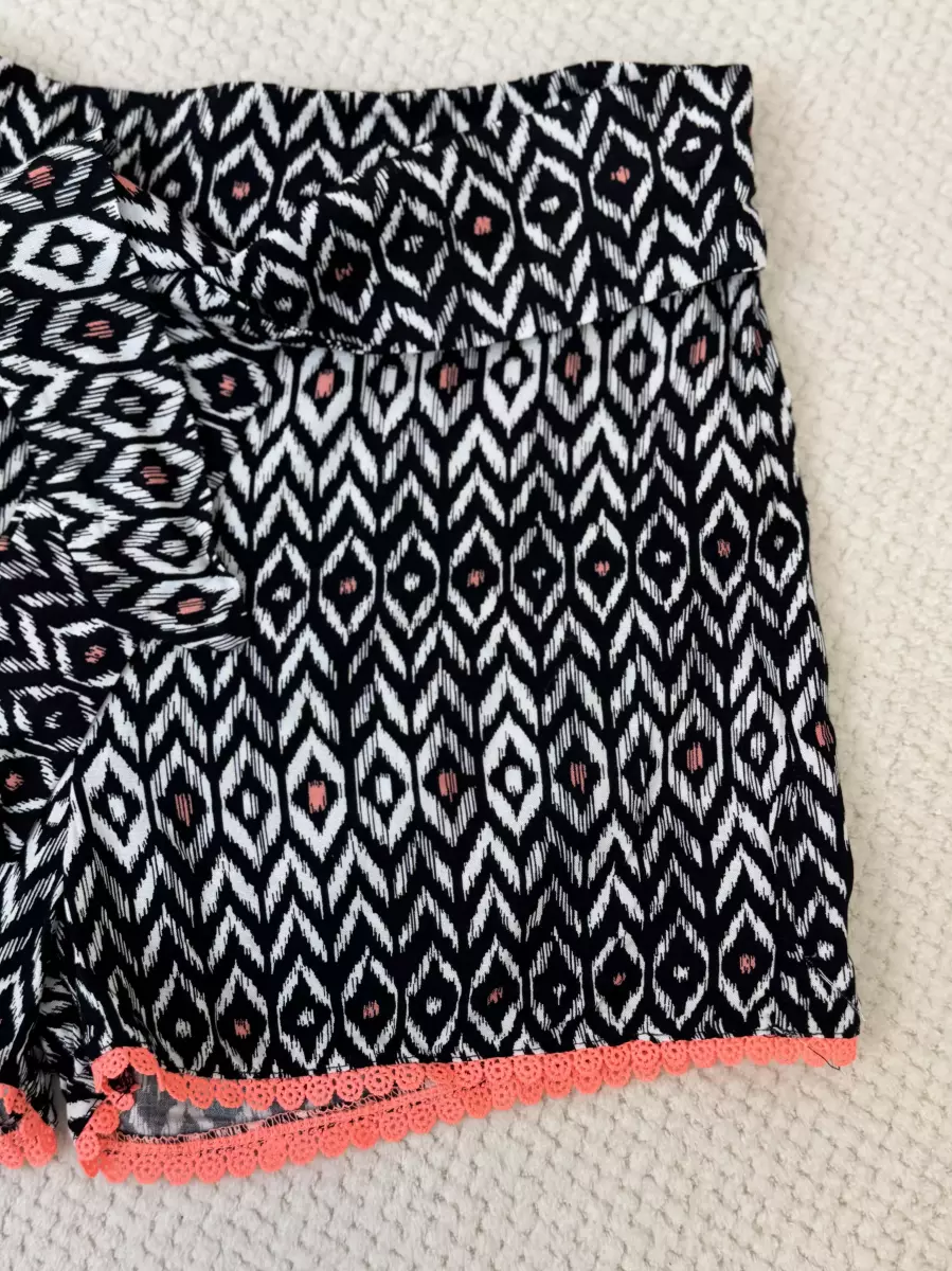 شلوارک مشکی طرحدار