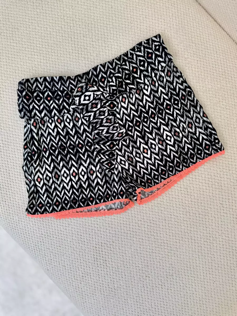 شلوارک مشکی طرحدار