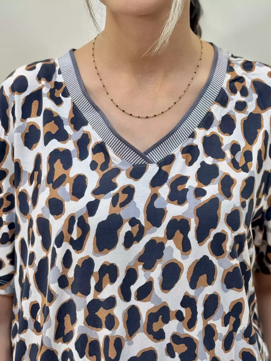 تیشرت یقه هفت پلنگی پایین کش