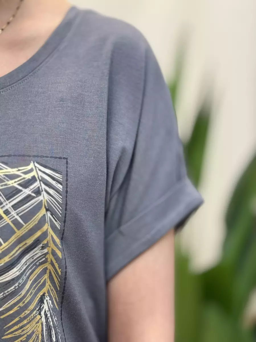 تیشرت طوسی چاپ برگ طلایی