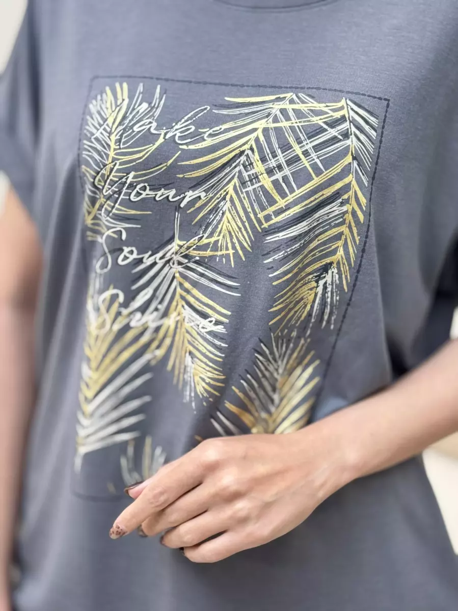 تیشرت طوسی چاپ برگ طلایی