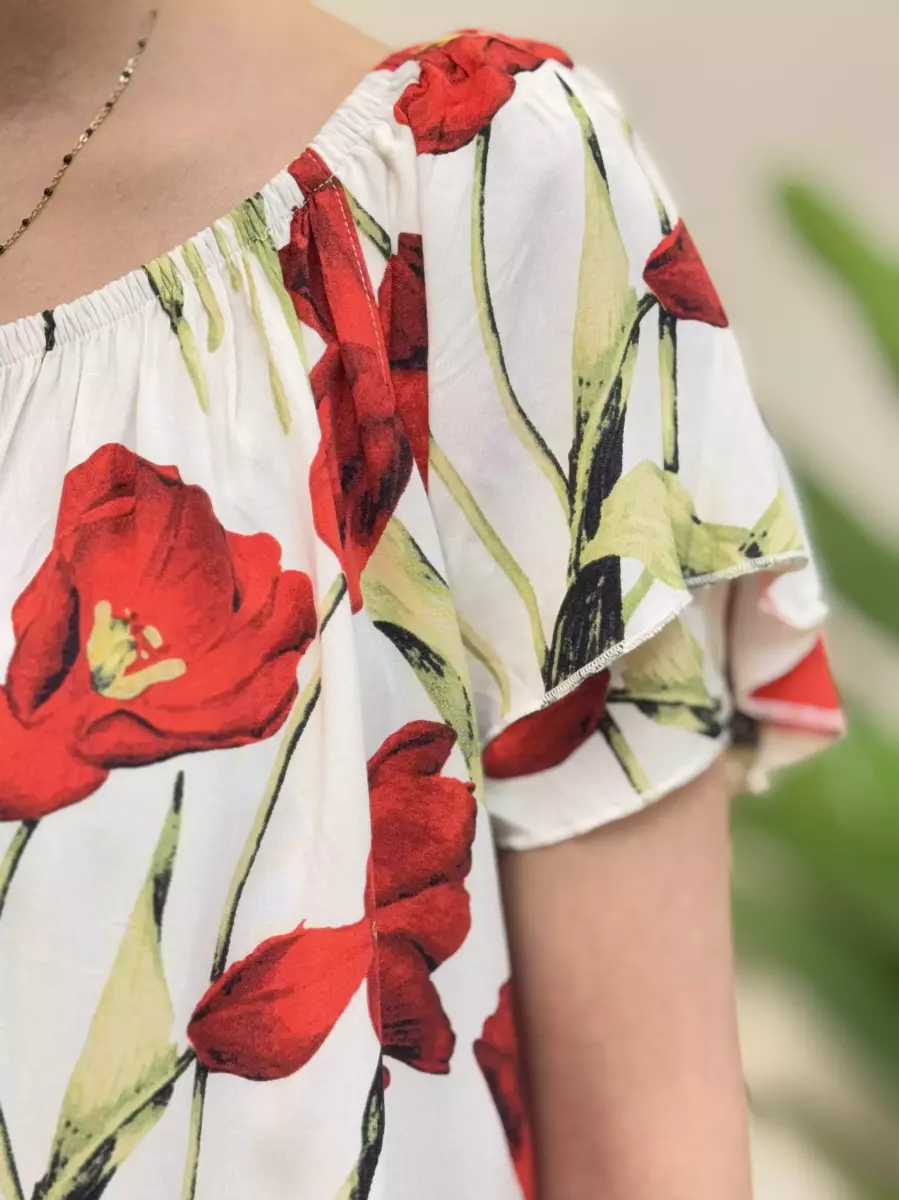 شومیز یقه کشی گل قرمز