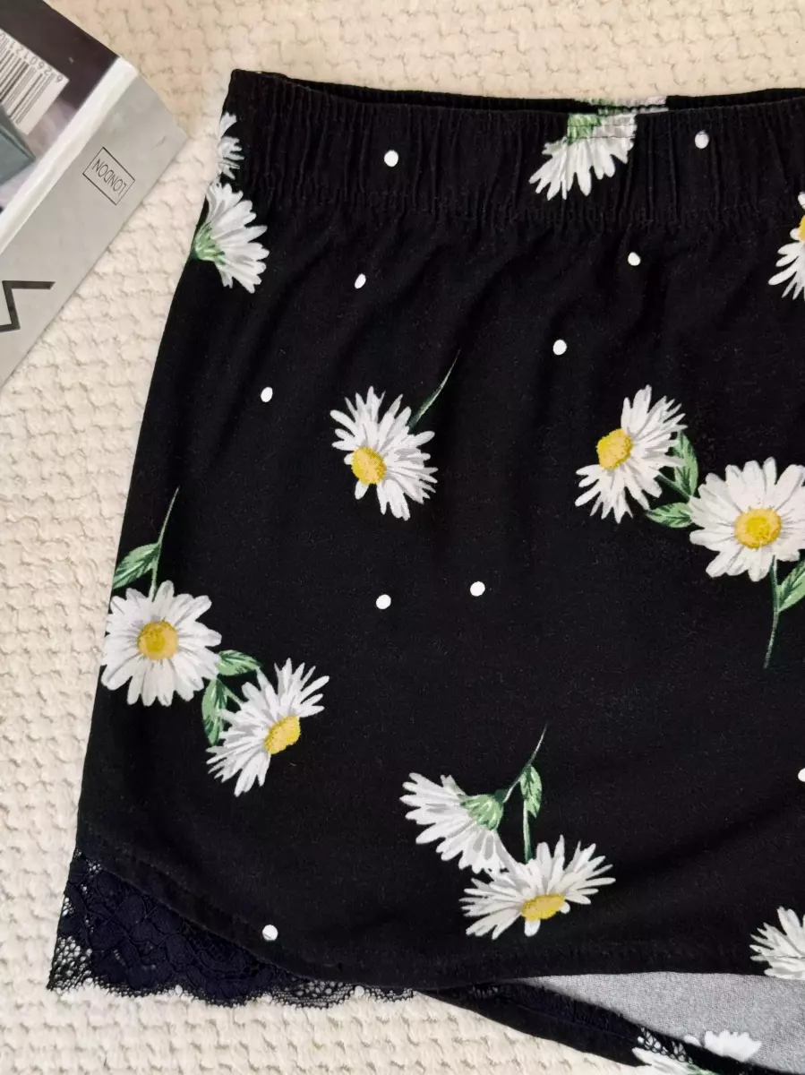 شلوارک مشکی طرح بابونه