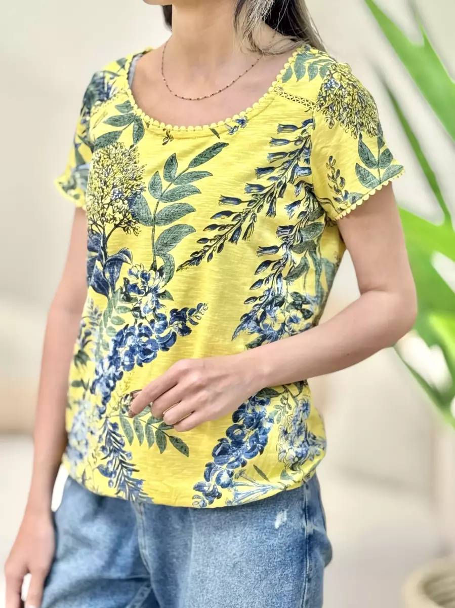تیشرت یقه خامه دوزی زرد  طرح دار