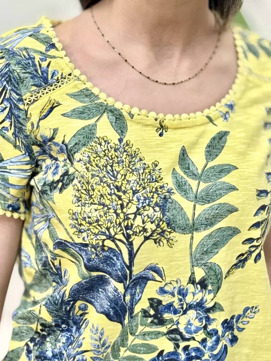تیشرت یقه خامه دوزی زرد  طرح دار