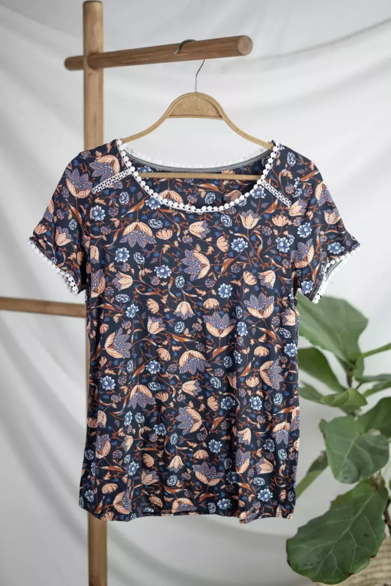 تیشرت سرمه ای یقه خامه دوزی