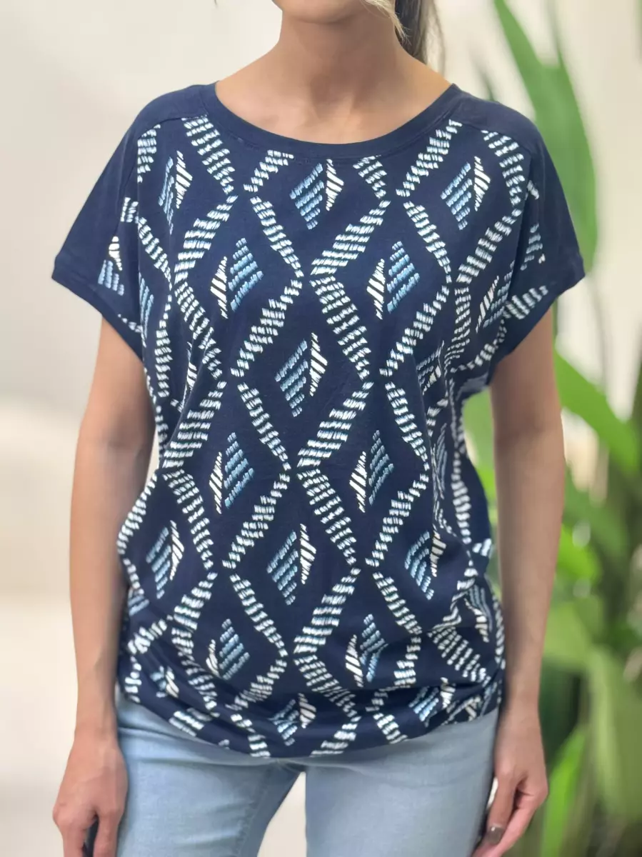 تیشرت زمینه سرمه ای طرح لوزی