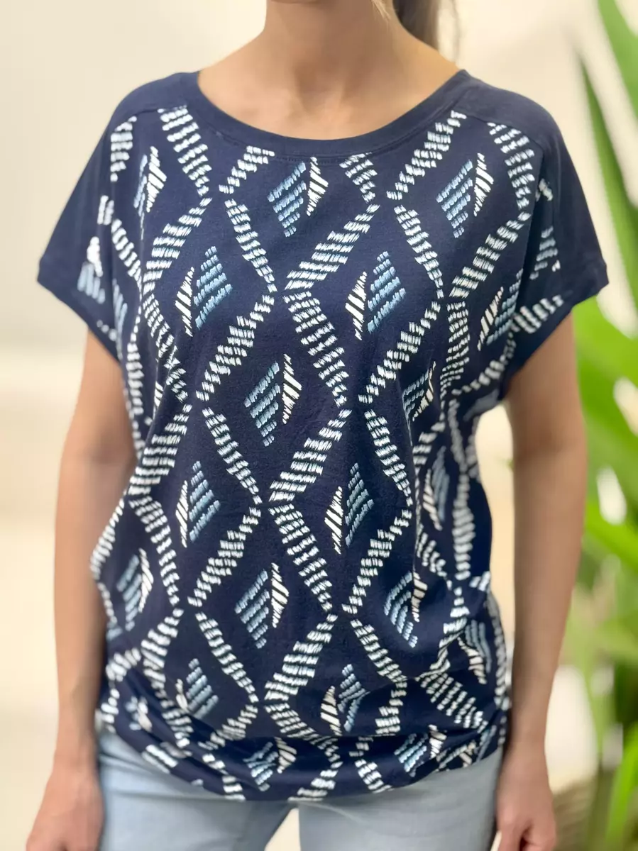 تیشرت زمینه سرمه ای طرح لوزی