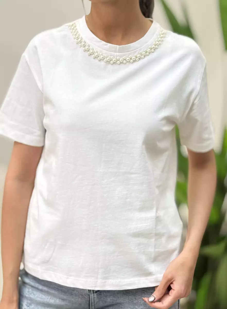 تیشرت سفید یقه مرواریدی