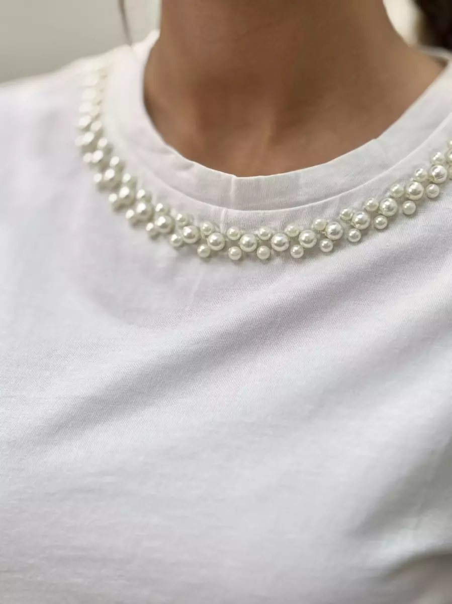 تیشرت سفید یقه مرواریدی