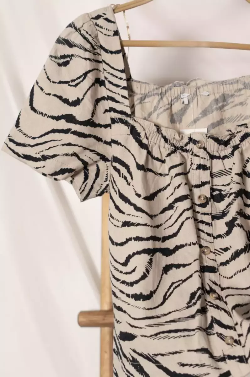 شومیز آستین کوتاه یقه خشتی کرم