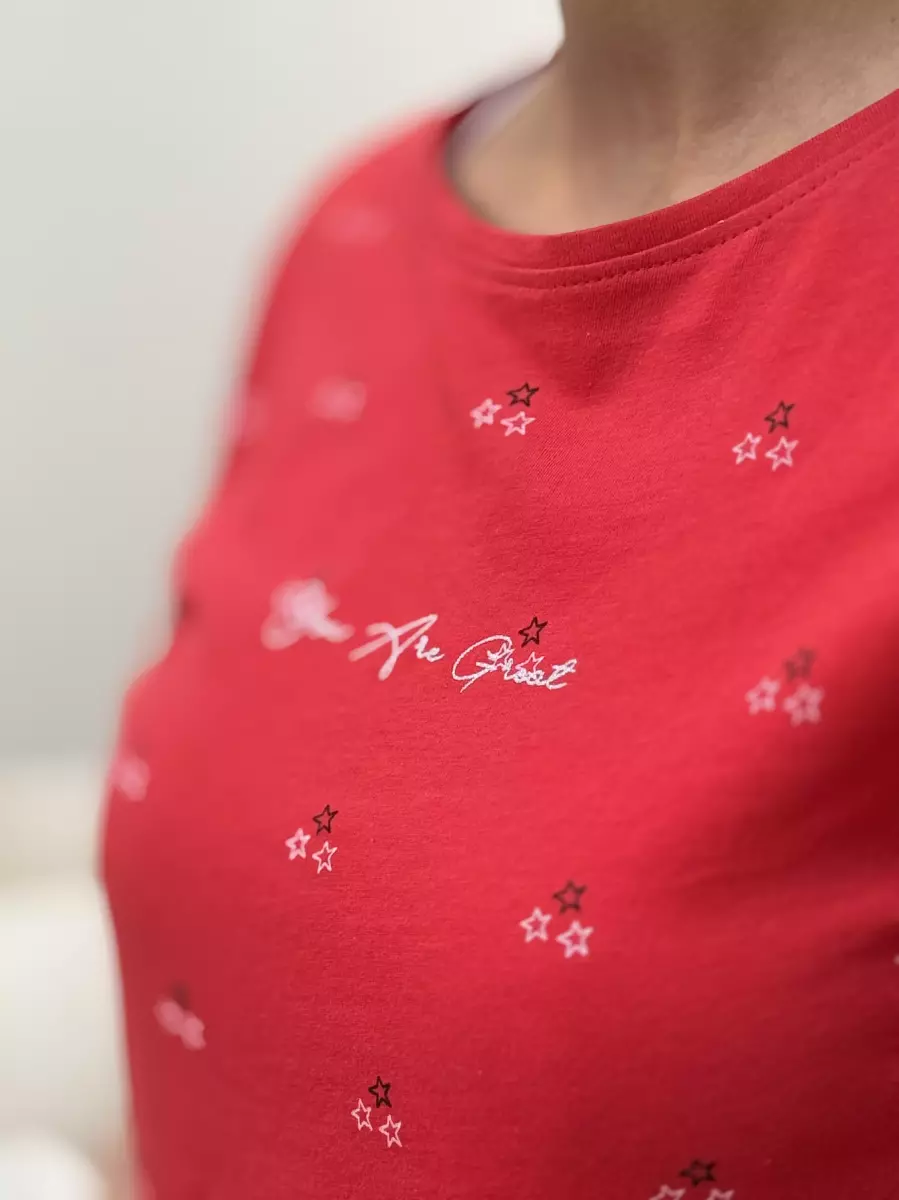 تیشرت قرمز طرح ستاره