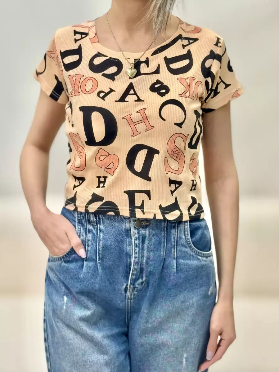 تیشرت کراپ گلبهی طرح دار