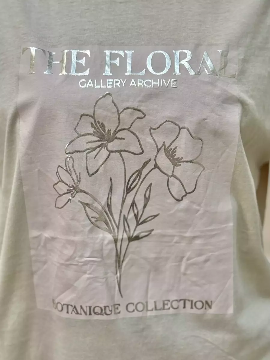 تیشرت کرم چاپ گل طلاکوب