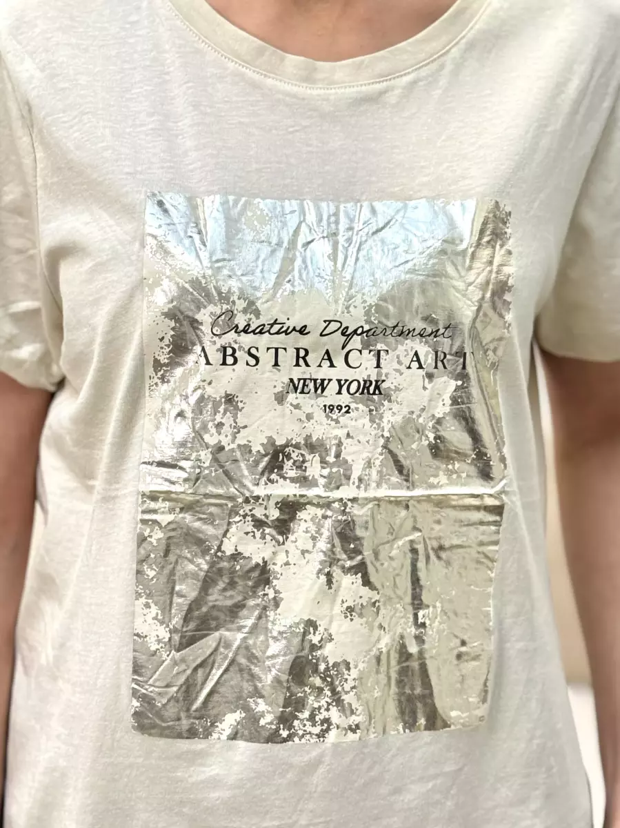 تیشرت کرم طلاکوب چاپدار