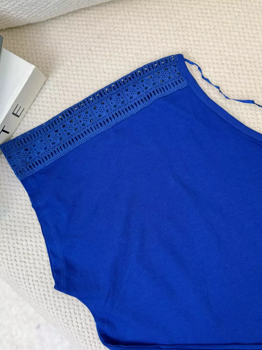 تیشرت آبی سرشانه گیپور