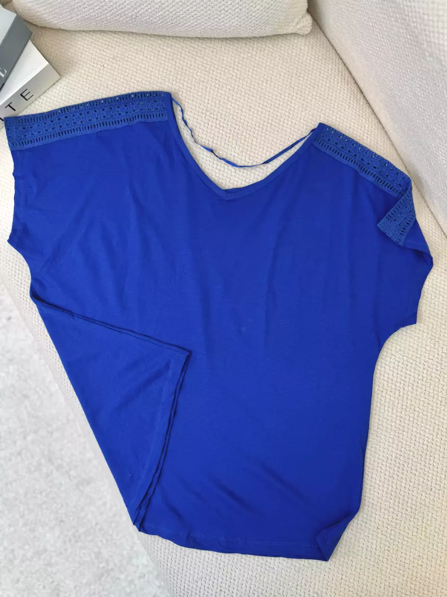 تیشرت آبی سرشانه گیپور