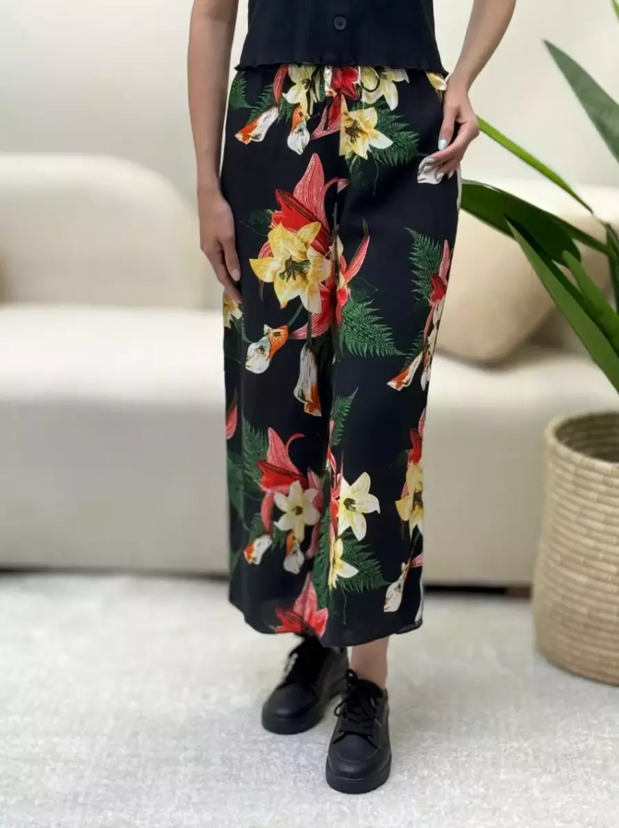 شلوارک مشکی گل دار