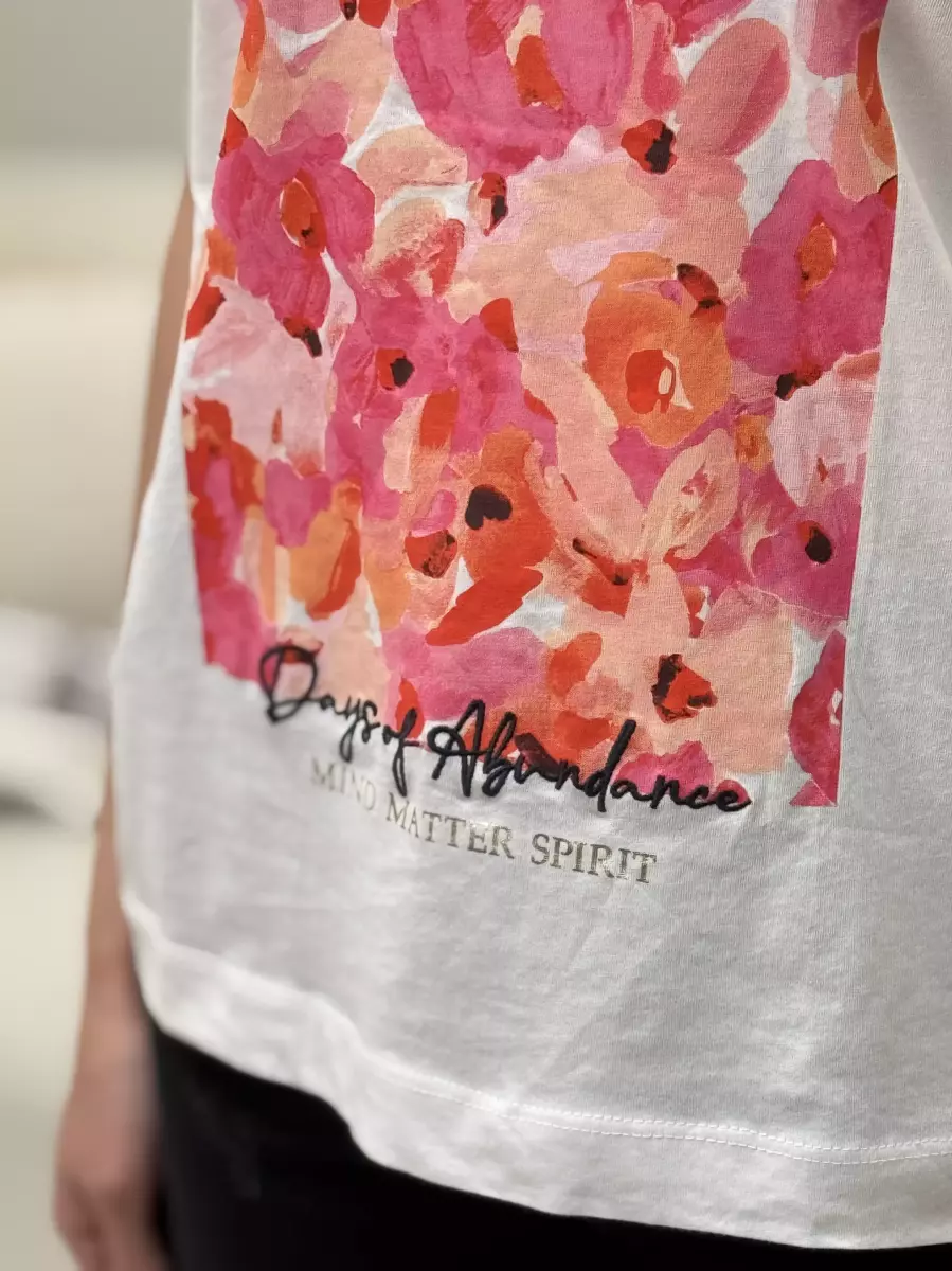 تیشرت سفید c&a چاپ گل رنگی گلدوزی شده