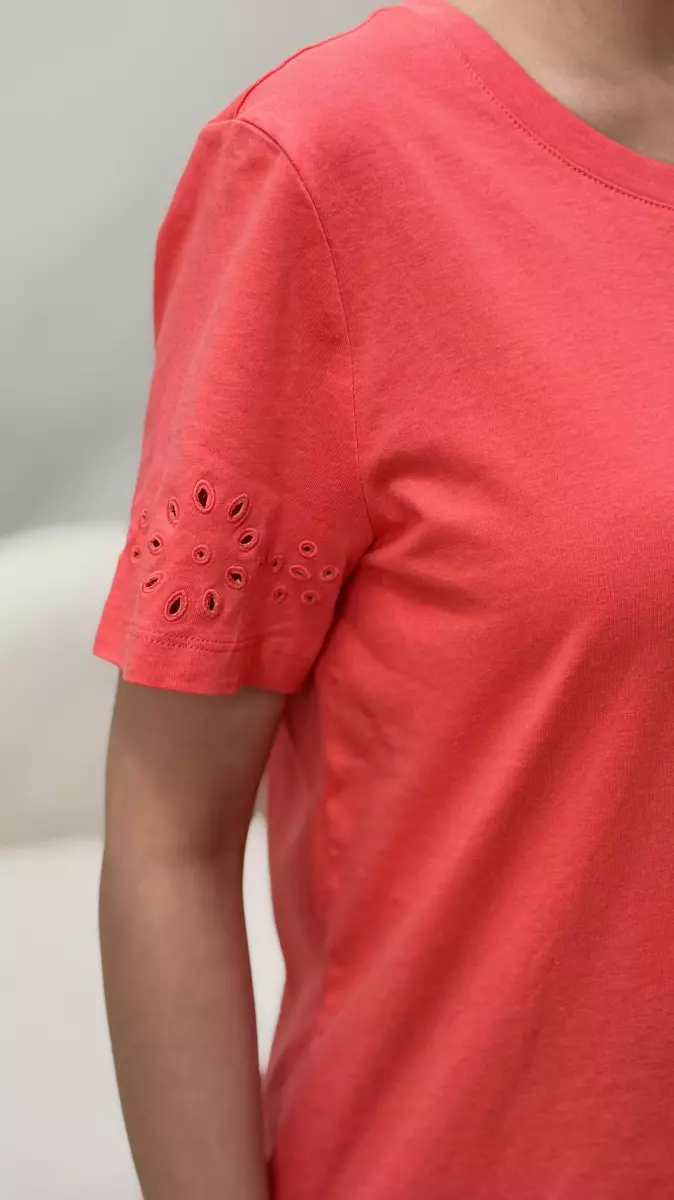 تیشرت آستین کار شده