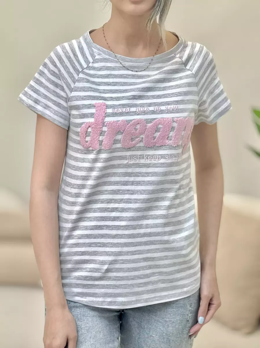 تیشرت راه راه طوسی طرحدار برجسته