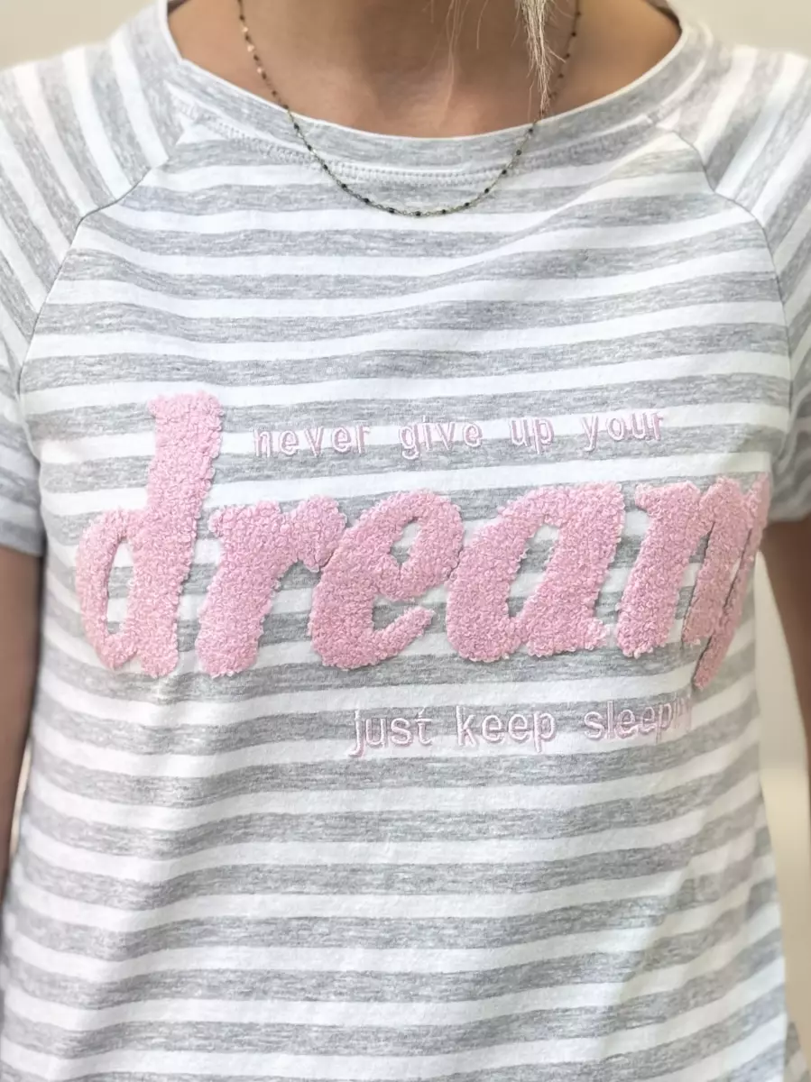 تیشرت راه راه طوسی طرحدار برجسته