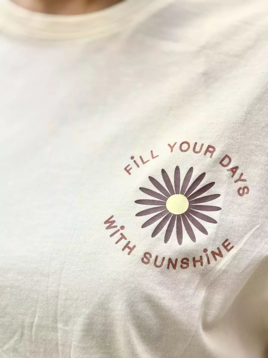 تیشرت طرح گل کرم و گلبهی