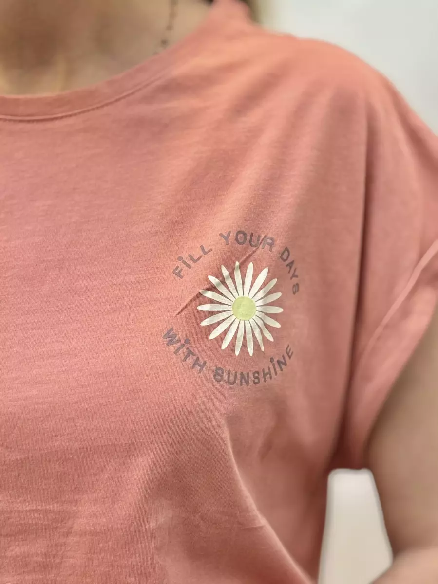 تیشرت طرح گل کرم و گلبهی