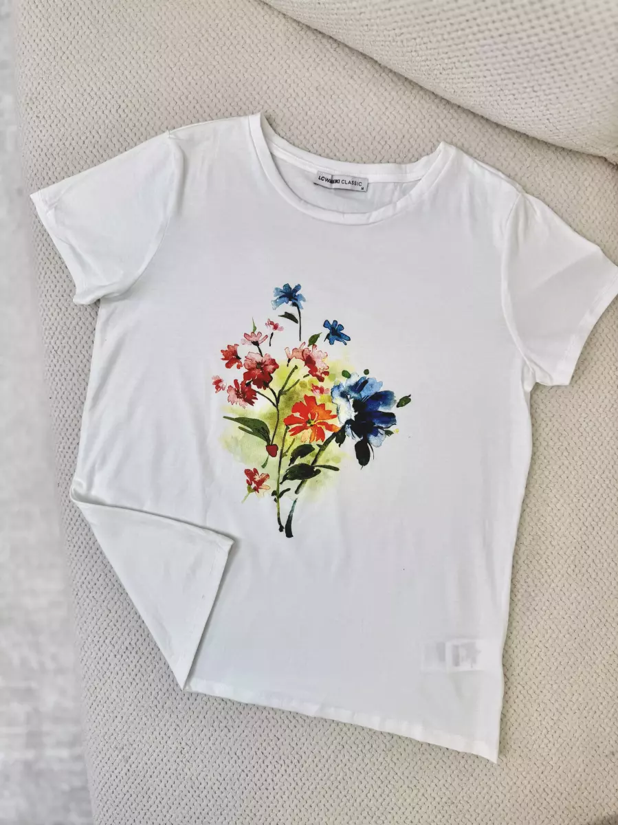 تیشرت سفید طرح گل