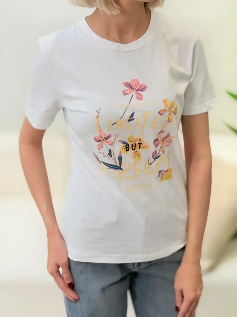 تیشرت سفید طرح گل