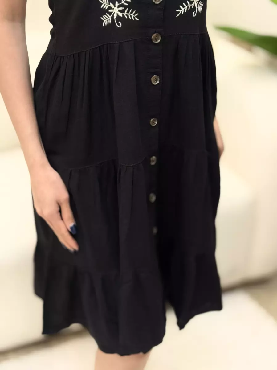 پیراهن مشکی چین دار گلدوزی شده