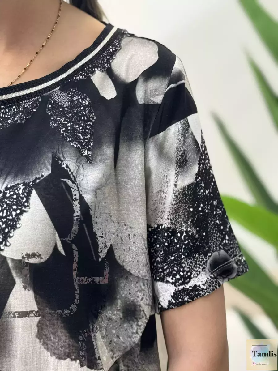 تیشرت طرح دار کرم مشکی