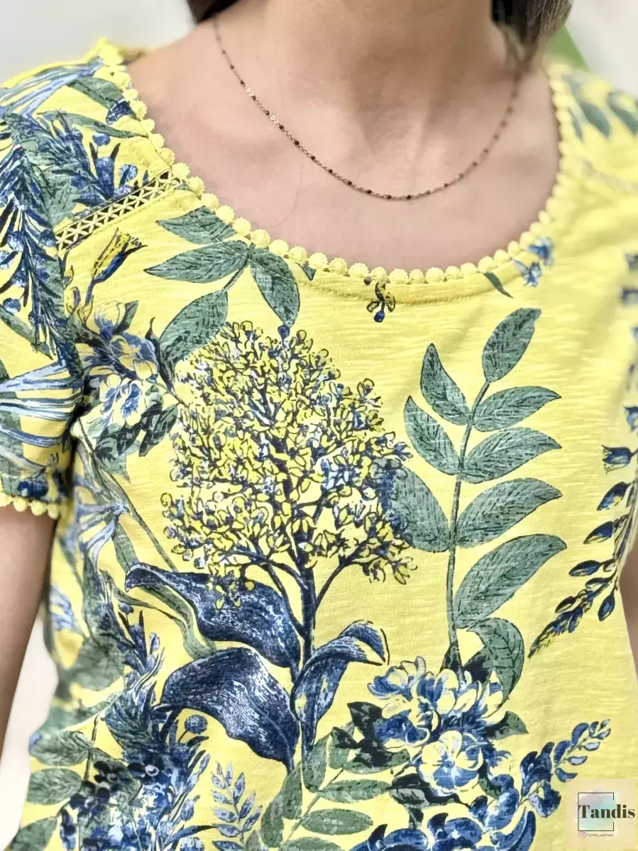 تیشرت یقه خامه دوزی زرد  طرح دار