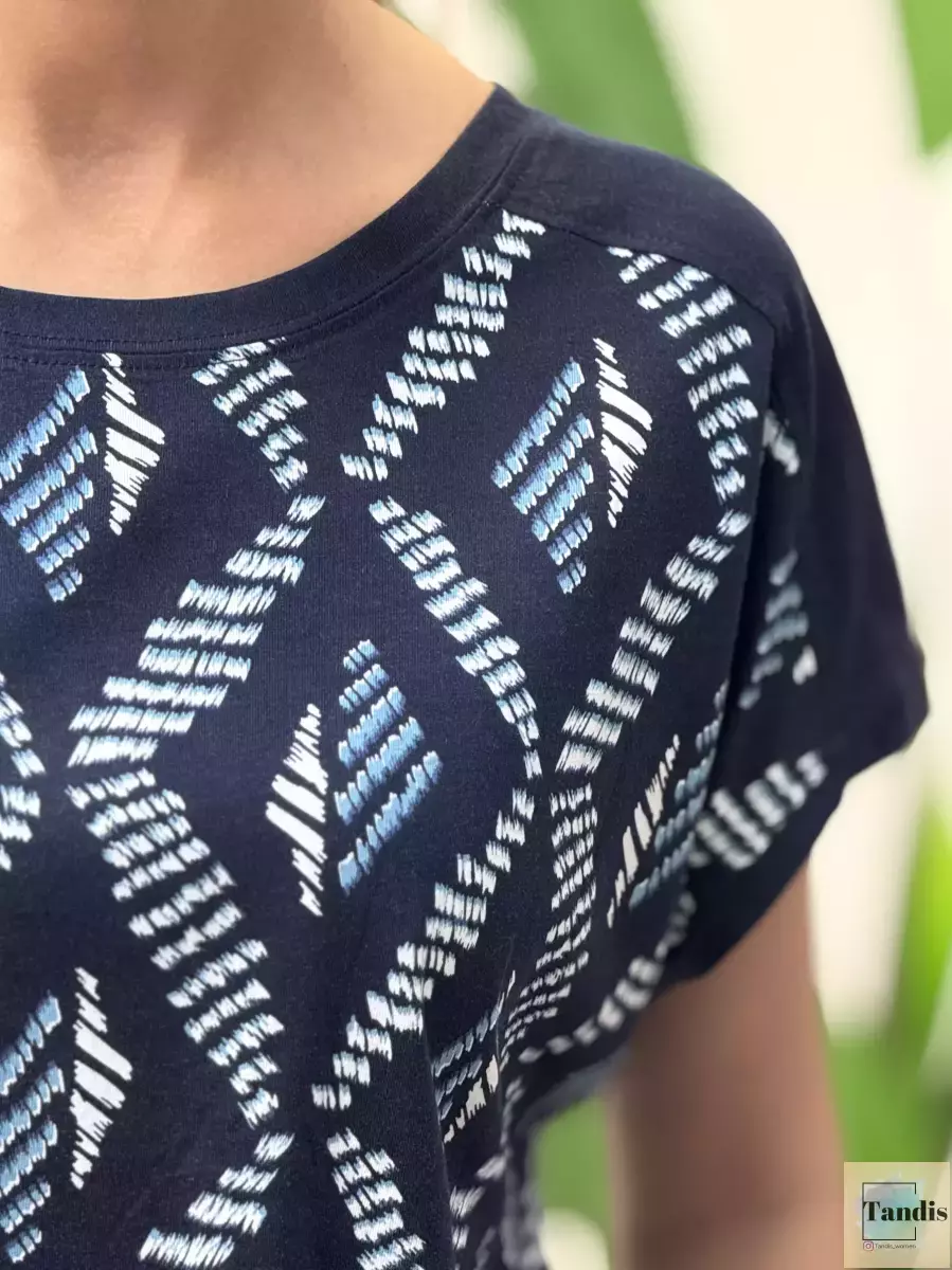 تیشرت زمینه سرمه ای طرح لوزی