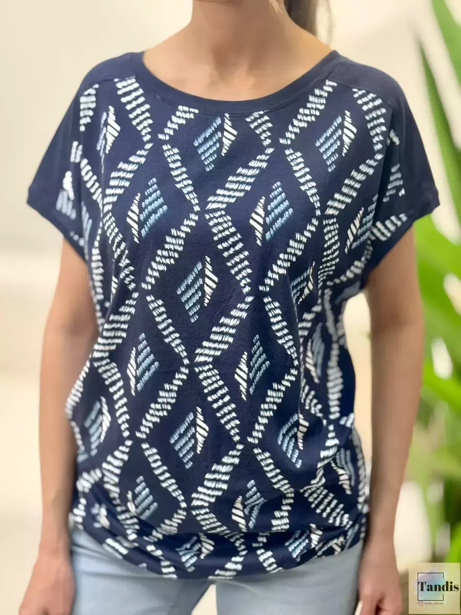 تیشرت زمینه سرمه ای طرح لوزی