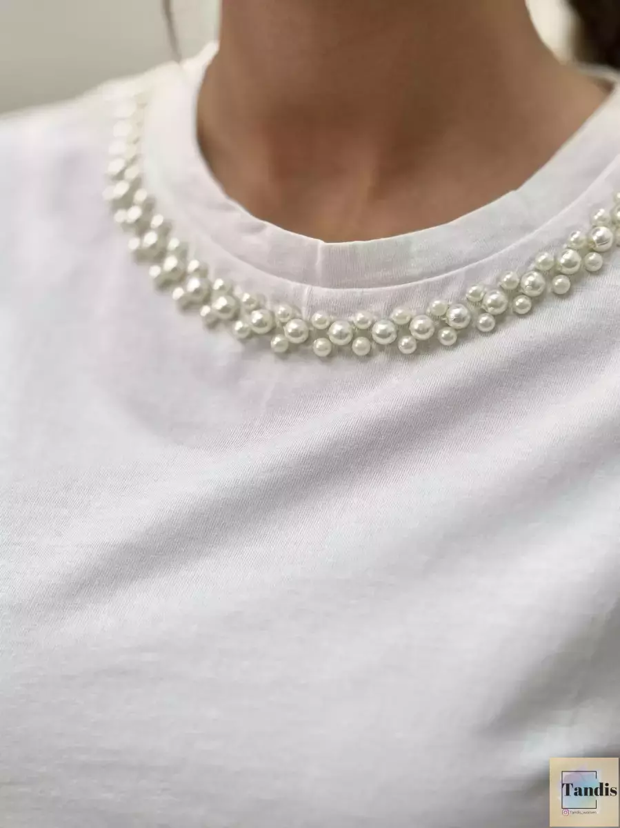 تیشرت سفید یقه مرواریدی