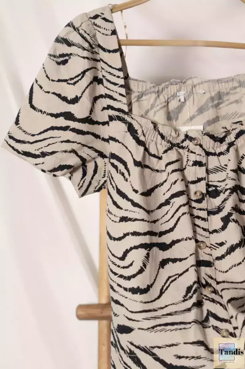 شومیز آستین کوتاه یقه خشتی کرم