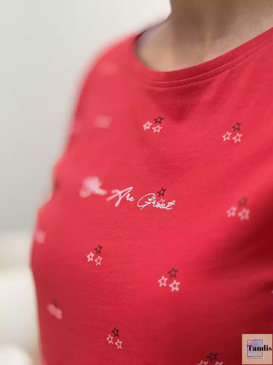 تیشرت قرمز طرح ستاره