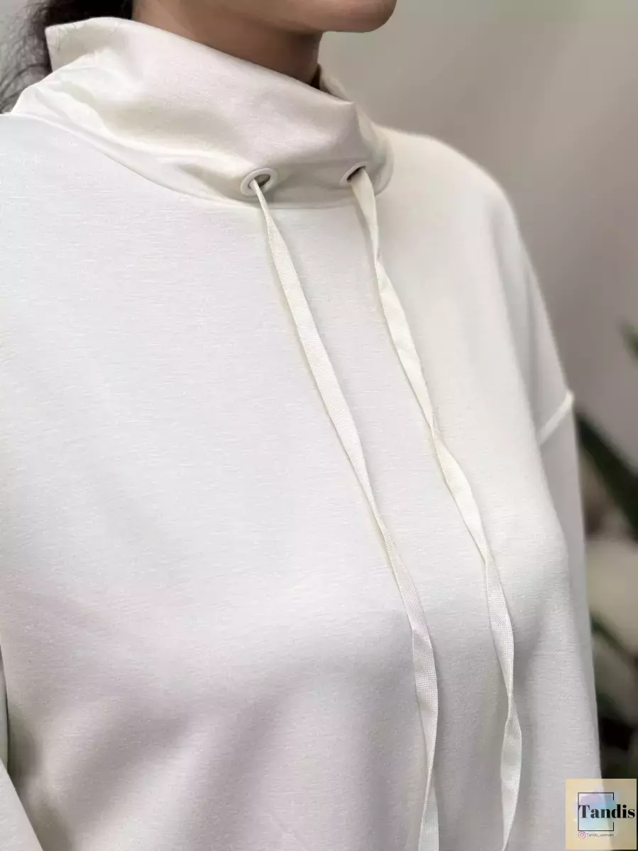 دورس ورزشی کرم یقه بند دار