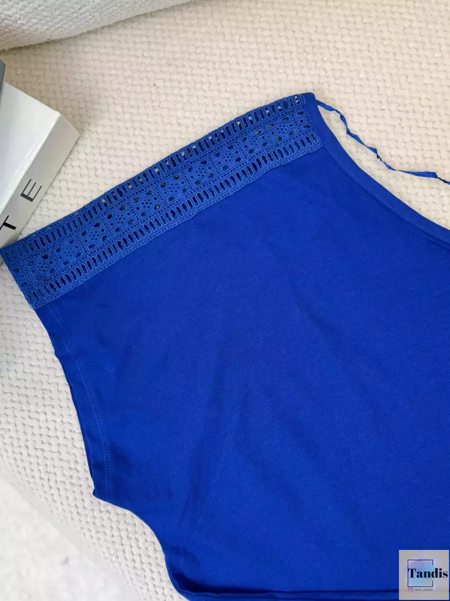 تیشرت آبی سرشانه گیپور