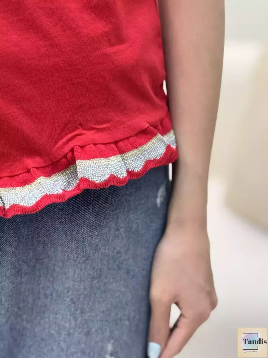 تیشرت آستین چین دار قرمز سفرا