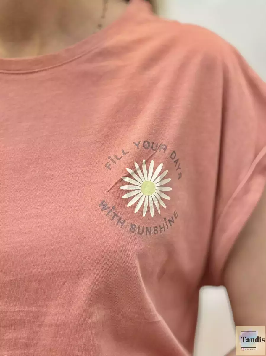 تیشرت طرح گل کرم و گلبهی