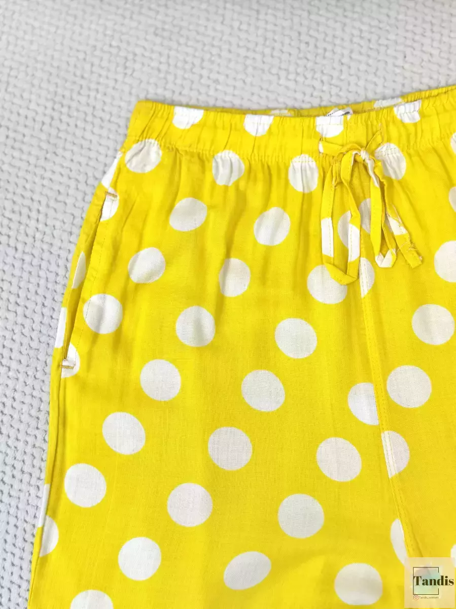 شلوارک زرد خال خالی