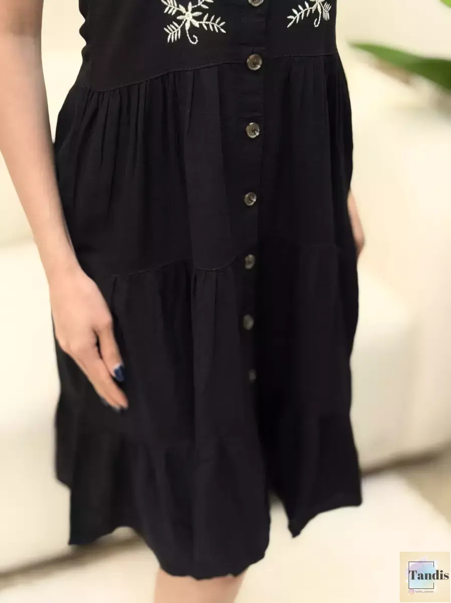 پیراهن مشکی چین دار گلدوزی شده